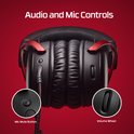 Zwarte gaming headset met rode accenten, volumewiel en microfoon mute-knop.