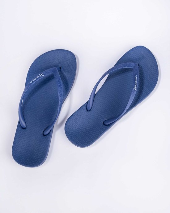Donkerblauwe Ipanema teenslippers met een subtiel textuurpatroon en logo op de bandjes.
