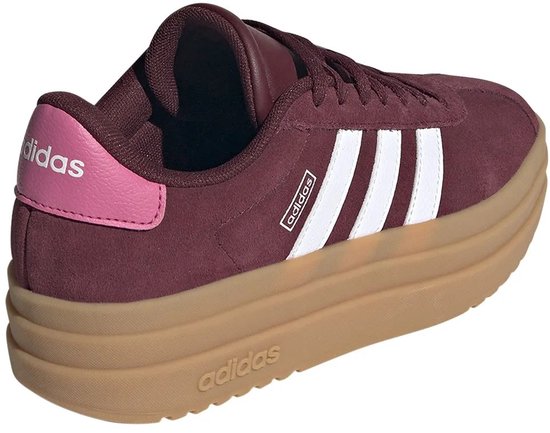 Bordeauxrode Adidas VL Court Bold sneakers met roze accenten, witte strepen en een dikke gumkleurige zool.