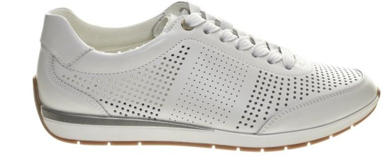 Witte Ara sneaker met gaatjespatroon, veters en bruine zoolrand.