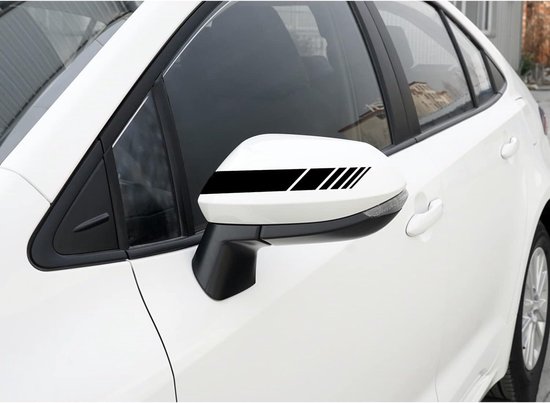 Zwarte streep met schuine lijnen op de spiegel van een witte auto.