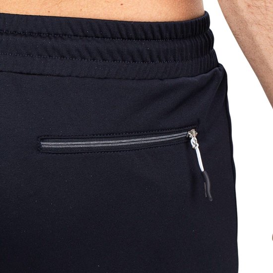 Detail van een donkerblauwe korte broek met zilverkleurige ritssluiting en 'SJS' logo.