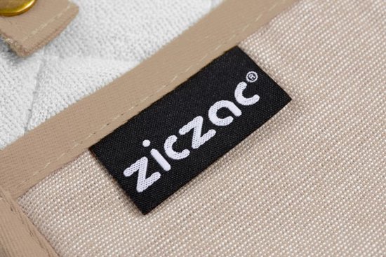 Detail van beige pannenlap met zwart label 'ziczac'.