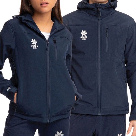 Man en vrouw in marineblauwe softshell jassen met capuchon, Osaka-logo op borst.