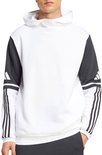 Man met een witte capuchontrui. De trui heeft zwarte mouwen met witte Adidas-strepen.