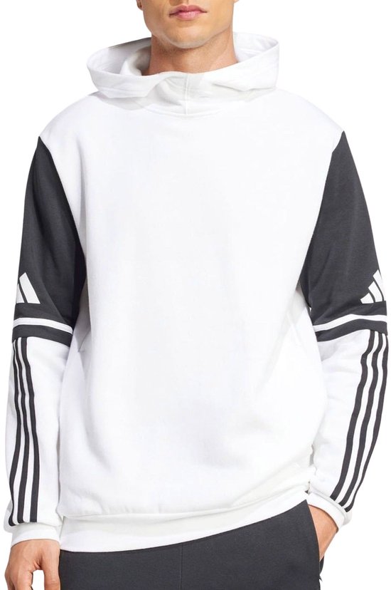 Man met een witte capuchontrui. De trui heeft zwarte mouwen met witte Adidas-strepen.