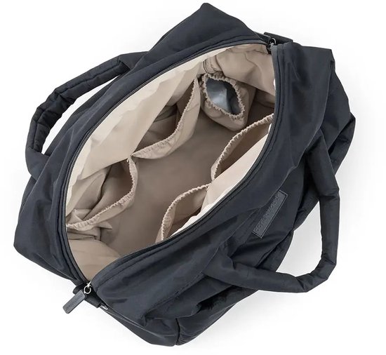 Sac à langer noir ouvert avec plusieurs compartiments à l'intérieur.