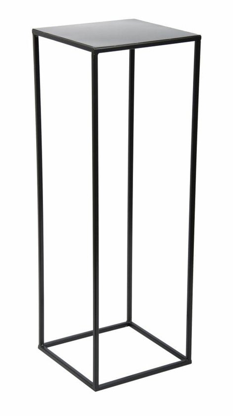 Een hoge, smalle, vierkante zwarte metalen plantenstandaard, van voren gezien.