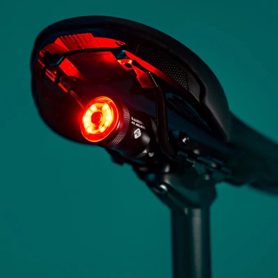 Lezyne Saddle AI Achterlicht - Fietsverlichting Achterlamp - AI Waarschuwing Remlichtfunctie - USB-C Oplaadbare Fietslamp - Veiligheidslampje - Fietsverlichting - 5 standen - Zwart — afbeelding 3