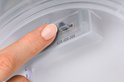 Vinger die schakelaar 65K-40K-30K bedient.