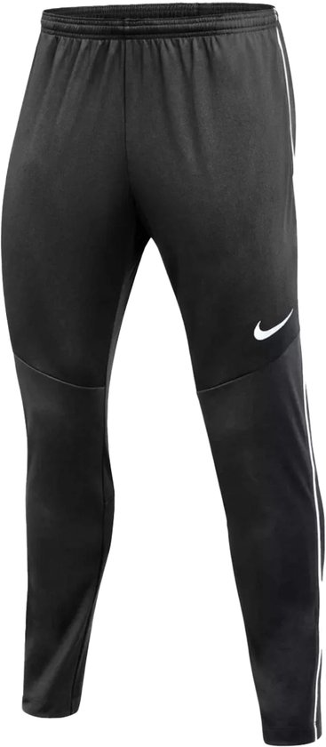 Zwarte Nike trainingsbroek met witte strepen aan de zijkant en een wit Nike logo.