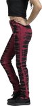 Dames jeans in rood met zwart tie-dye patroon, staand van opzij.