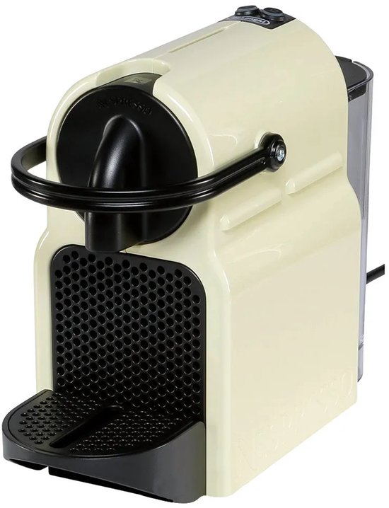 Vue en biais d'une machine à café à capsules Nespresso Inissia crème.