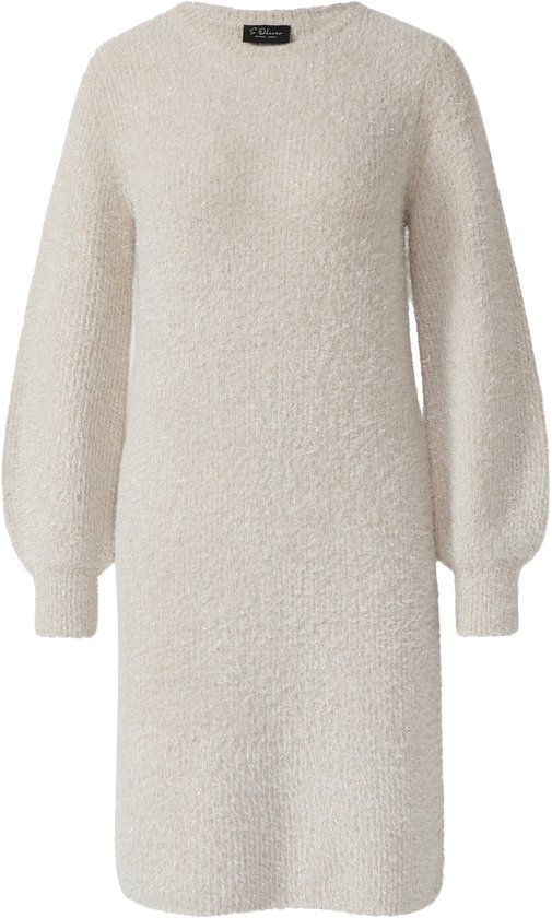 Gebreide jurk met pofmouwen, beige met glitters. Zichtbaar van voren.