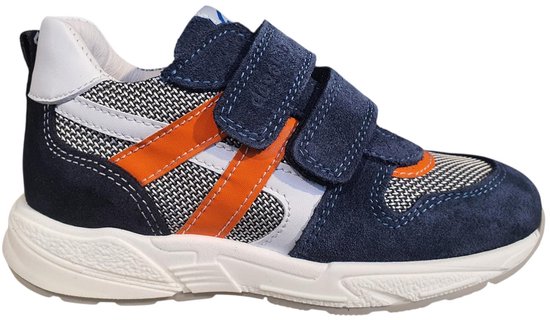 Donkerblauwe sneaker met oranje strepen, klittenband, grijs net en witte zool.