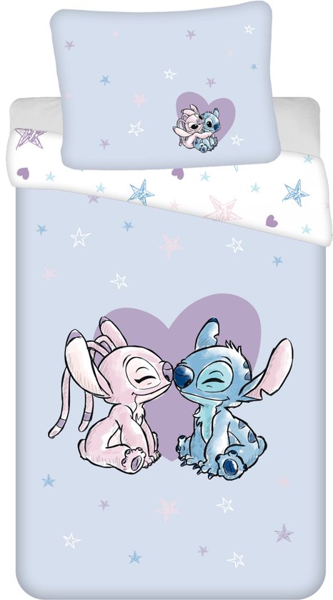 Lichtblauw dekbedovertrek met Stitch en Angel die elkaar omhelzen in een hart. Overal sterren en hartjes.