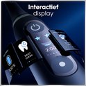 Close-up van interactief display Oral-B iO tandenborstel met batterij-indicator en "DAILY CLEAN".