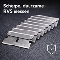 Rijen met scherpe, roestvrijstalen mesjes, "RVS messen" is zichtbaar.