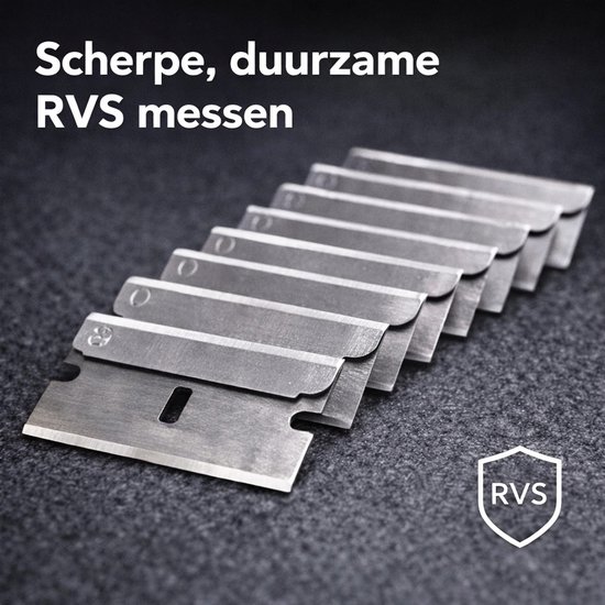 Rijen met scherpe, roestvrijstalen mesjes, "RVS messen" is zichtbaar.