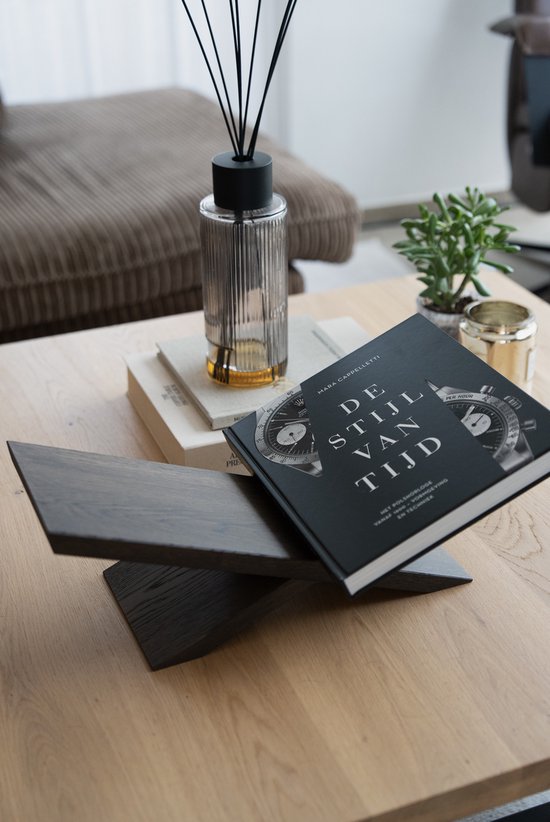 Donkerbruine eikenhouten boekenstandaard met boek 'De Stijl van Tijd' erop.