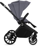 Grijze kinderwagen met zwarte wielen en stuur, in opgevouwen stand.