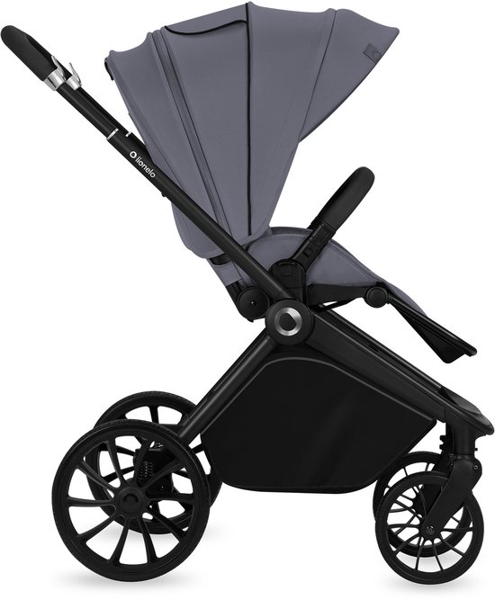 Grijze kinderwagen met zwarte wielen en stuur, in opgevouwen stand.