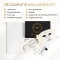 De complete Nova Series set: wit LED gezichtsmasker, afstandsbediening, USB-kabel, adapter, reistas en oogbescherming.
