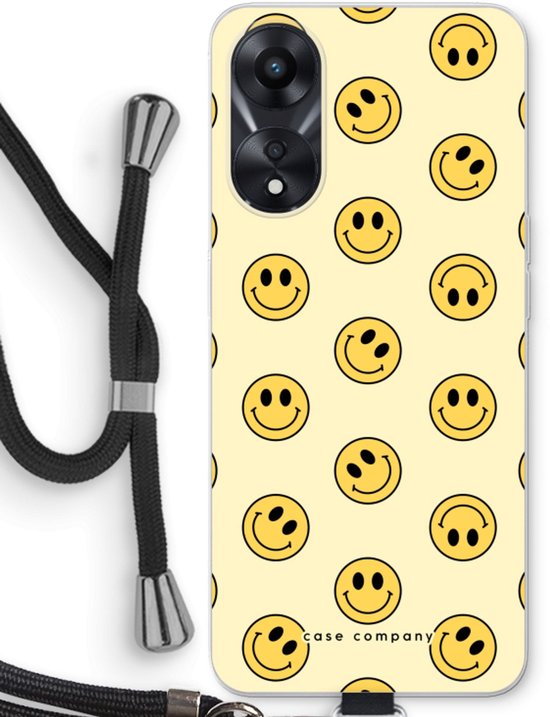 Smartphone in transparant hoesje met smiley-print, verbonden aan een zwart koord met metalen details.