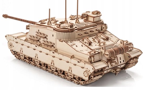 Houten model van een tank met rupsbanden, een lange loop en diverse koepels. Geen kleur, onbehandeld hout.