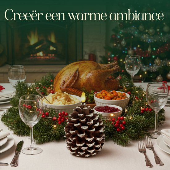 Diner gedekte tafel met kalkoen, kerstboom en een bruine dennenappel LED-kaars in het midden.