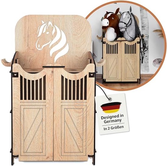 Houten speelgoedstal met dubbele deuren en een decoratieve paardenkop aan de voorkant. Inclusief een kleiner model.