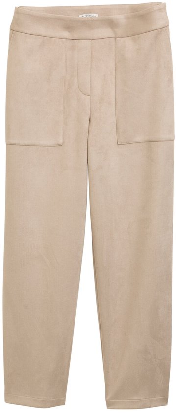 Een beige suèdelook broek met twee klepzakken op wit.