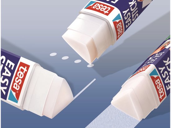 Trois bâtons de colle Tesa Easy Stick sur fond bleu-gris, appliquant de la colle.