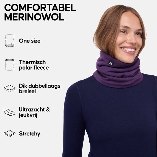 Model met paarse nekwarmer, beschreven als 'One size', 'Thermisch polar fleece', 'Dikke dubbellaags breisel', 'Ultrazacht & jeukvrij', 'Stretchy'.