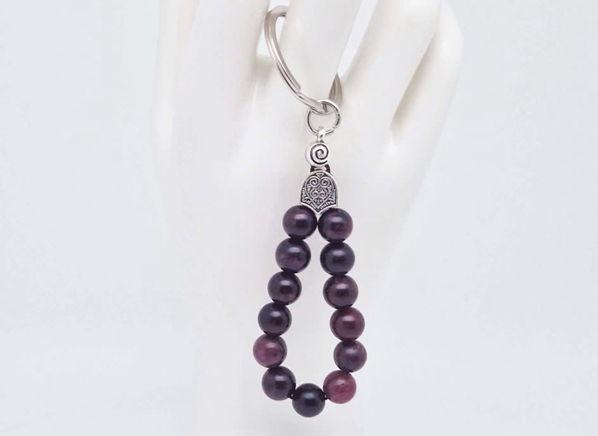 Handgemaakte druppel sleutelhanger van natuursteen " Lepidolite" en metaal - diameter kralen 8mm - Aantal stenen13- Een mooi cadeau-idee en een bijzonder aandenken