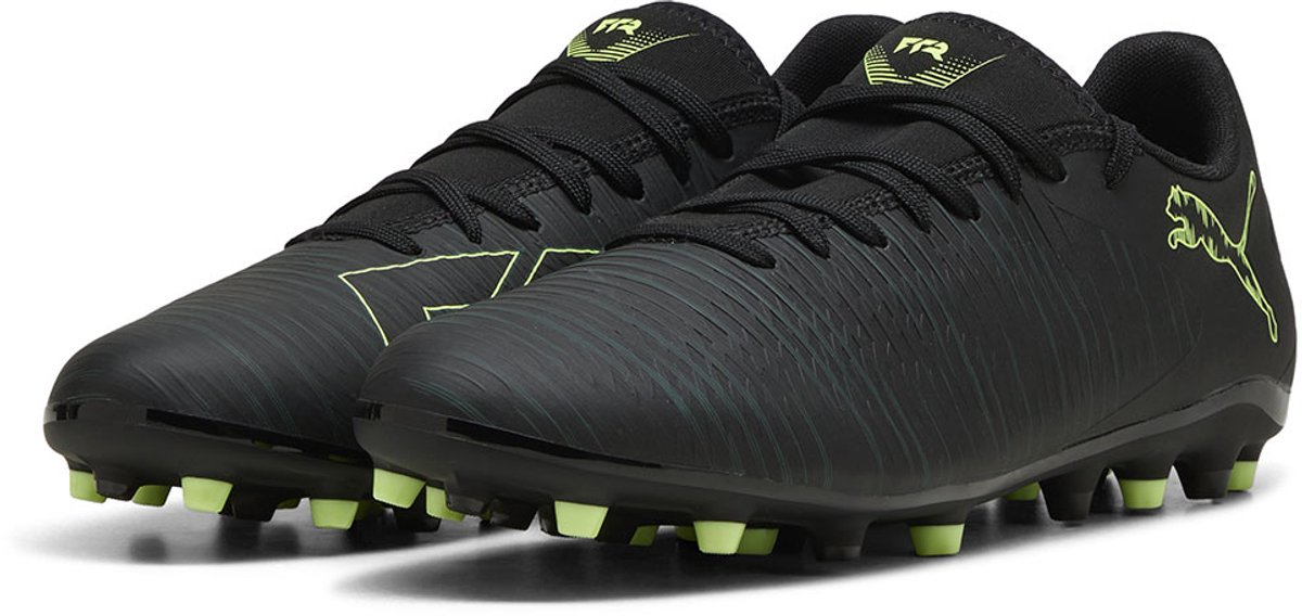 Puma Future 8 Play MG voetbalschoenen in zwart met groene accenten, synthetisch bovenwerk en reliëflijnen voor grip.