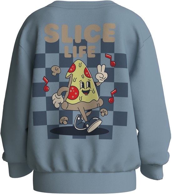 Lichtblauwe sweater met op de rug de tekst 'SLICE LIFE', een tekening van een pizzapunt en muzieknoten.