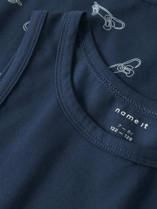 Detail van de halslijn en het neklabel van een nachtblauwe tanktop met een print van skateboards.