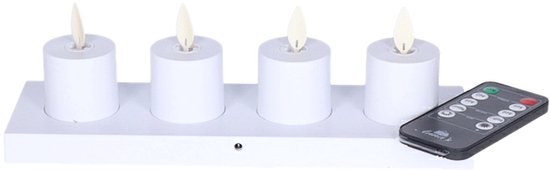 Vier witte LED theelichtjes op een witte houder, met een zwarte afstandsbediening ernaast.