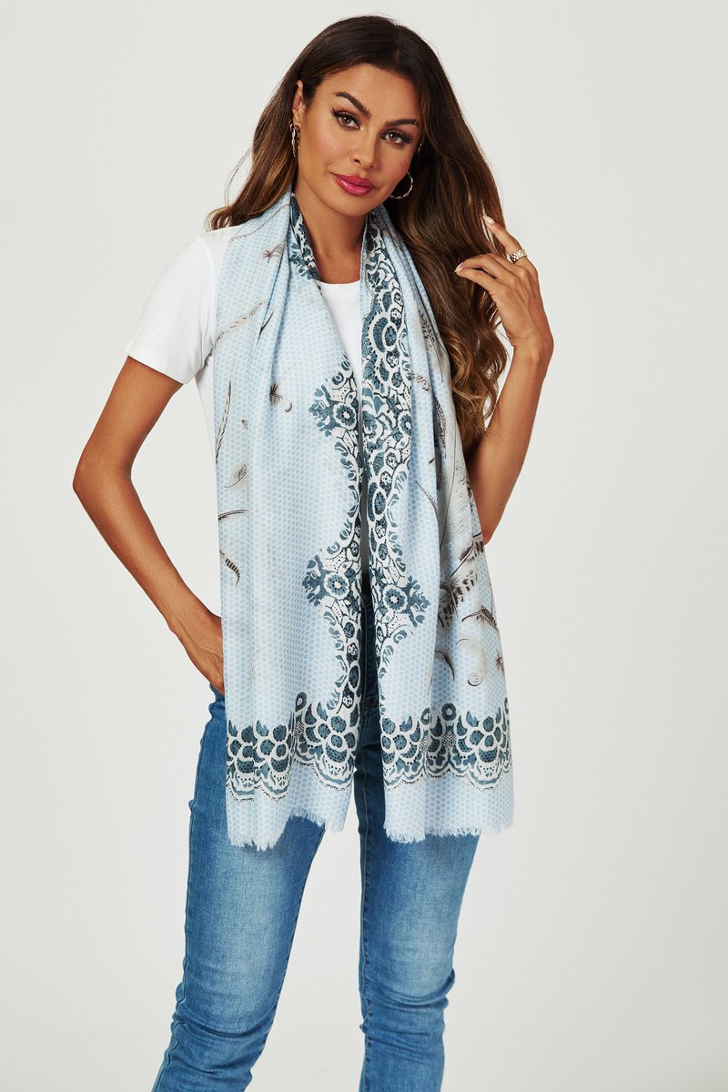 Sjaal met geometrisch patroon, veren en kant in blauw