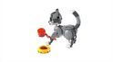 Chat LEGO gris avec une queue rayée, un jouet orange et une gamelle.