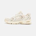 Zijaanzicht van een beige New Balance 530 sneaker met ABZORB.