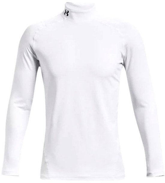 Wit lang shirt met hoge kraag en een zwart Under Armour logo op de borst.