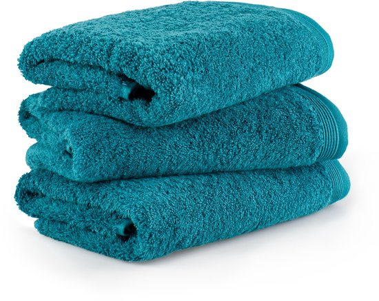 Stapel van drie turquoise handdoeken, op een witte achtergrond