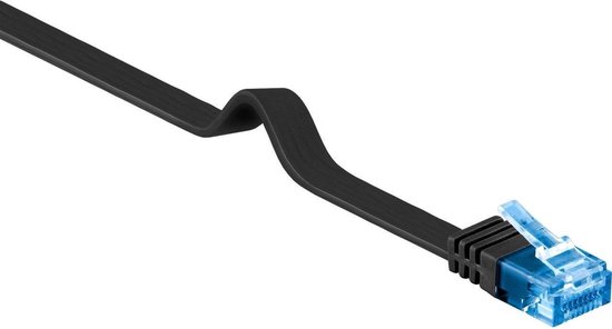 Zwarte platte netwerkkabel met blauwe RJ45-connector, op witte achtergrond.