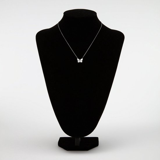 Zilverkleurig collier met vlinderhanger op een zwarte paspop.