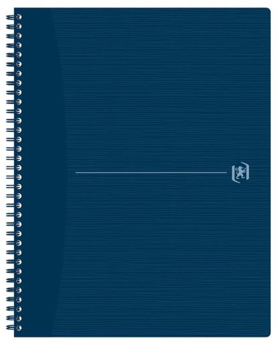 Donkerblauw A4+ notitieboek met spiraalbinding, fijne horizontale lijntjes en een subtiel logo.