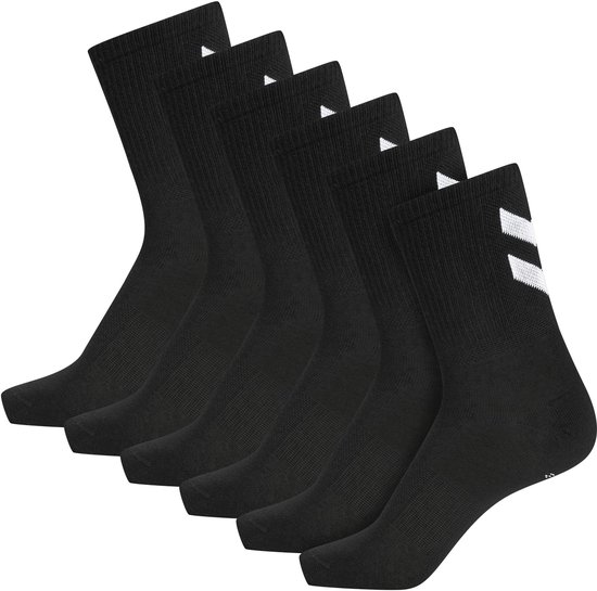 Six paires de chaussettes noires avec des chevrons blancs sur le mollet.