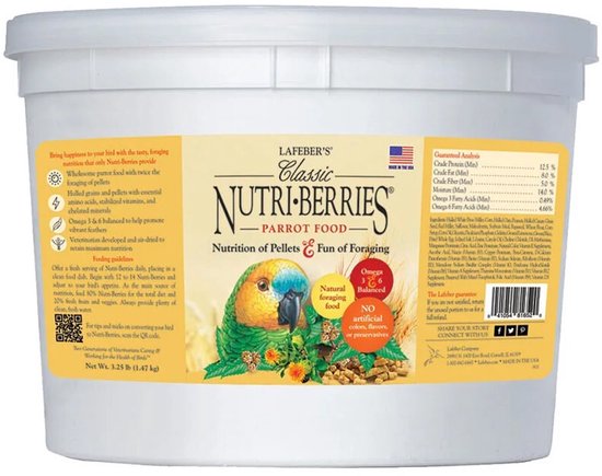 Witte emmer Lafeber's Classic Nutri-Berries Parrot Food, met een afbeelding van een Lory-papegaai met groen, blauw en geel verenkleed, omringd door oranje bloemen en groen gebladerte.