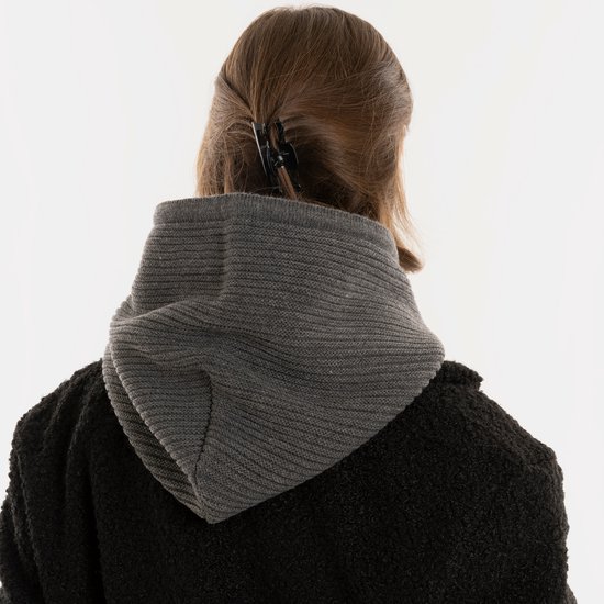 De achterkant van een vrouw met lang bruin haar, die een donkere jas en een grijze gebreide colsjaal met capuchon draagt.